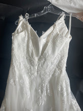 Load image into Gallery viewer, Madi Lane &#39;Carina&#39; wedding dress size-02 NEW
