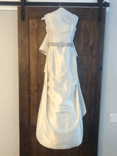 Load image into Gallery viewer, Allure &#39;Mermaid&#39; wedding dress size-04 PREOWNED
