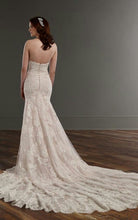 Load image into Gallery viewer, &#39;Martina Liana &#39;ML803CRZP&#39; size 6 used wedding dress back view on model
