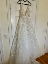 Load image into Gallery viewer, Mira Zwillinger &#39;Gigi V&#39; wedding dress size-06 SAMPLE
