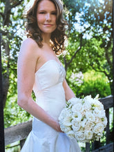 Load image into Gallery viewer, Monique Lhuillier &#39;Emmanuelle&#39; wedding dress size-04 PREOWNED
