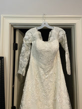 Load image into Gallery viewer, Oleg Cassini &#39;Classic style&#39; wedding dress size-06 NEW
