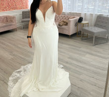 Load image into Gallery viewer, Essense of Australia &#39;D3339IV11&#39; wedding dress size-06 NEW
