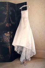 Load image into Gallery viewer, Vera Wang &#39;Unknown&#39; wedding dress size-06 PREOWNED
