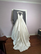 Load image into Gallery viewer, Allure Bridals &#39;Dasha E204&#39; wedding dress size-08 NEW

