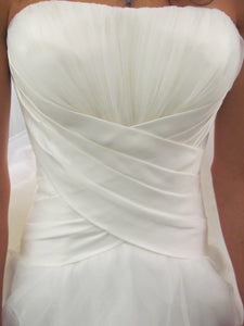 Allure Bridals '8816' size 4 used wedding dress front view close up