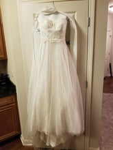 Load image into Gallery viewer, David&#39;s Bridal &#39;Strapless Tulle&#39; size 2 new wedding dress front view on hanger
