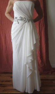 Vera Wang White 'Strapless Chiffon' size 12 used wedding dress front view on bride