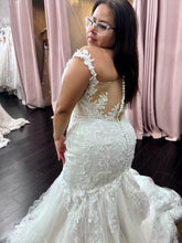 Load image into Gallery viewer, Maggie Sottero &#39;Simmone&#39; wedding dress size-16 PREOWNED
