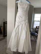 Load image into Gallery viewer, 2Be Bride &#39;2be couture fit and halter flare&#39; wedding dress size-12 PREOWNED
