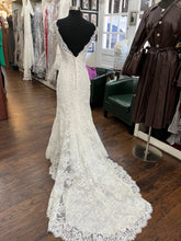 Load image into Gallery viewer, Allure Bridals &#39;9000&#39; wedding dress size-02 PREOWNED

