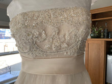 Load image into Gallery viewer, Casablanca &#39;2010&#39; size 6 used wedding dress front view close up
