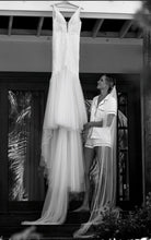 Load image into Gallery viewer, Pallas Couture  &#39;Unknown&#39; wedding dress size-06 PREOWNED
