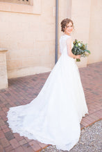 Load image into Gallery viewer, Allure Bridals &#39;9470&#39; size 0 used wedding dress side view on bride
