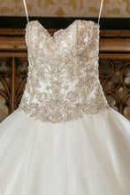 Load image into Gallery viewer, Eddy K. &#39;CT112&#39; size 6 used wedding dress front view close up
