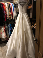 Load image into Gallery viewer, Anne Barge &#39;Berkeley&#39; size 6 used wedding dress back view on mannequin
