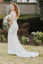 Load image into Gallery viewer, Enzoani &#39;Beautiful &#39; wedding dress size-08 PREOWNED
