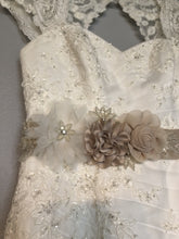 Load image into Gallery viewer, David&#39;s Bridal &#39;Tulle Over Satin&#39; size 8 used wedding dress front view close up
