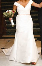 Load image into Gallery viewer, Mori Lee &#39;Stacey #5812&#39; wedding dress size-06 PREOWNED
