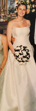 Load image into Gallery viewer, Vera Wang &#39;Saks Fifth Avenue Collection&#39; wedding dress size-06 PREOWNED
