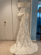 Load image into Gallery viewer, Scaasi  &#39;Sheath&#39; wedding dress size-10 PREOWNED
