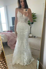 Load image into Gallery viewer, Essense of Australia &#39;D2771&#39; wedding dress size-02 NEW
