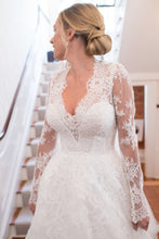 Load image into Gallery viewer, Monique Lhuillier &#39;Majesty&#39; wedding dress size-04 PREOWNED
