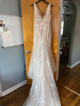 Load image into Gallery viewer, REBECCA INGRAM &#39;21RT377A01&#39; wedding dress size-10 PREOWNED
