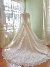 Load image into Gallery viewer, Allure Bridals &#39;9366&#39; wedding dress size-06 NEW
