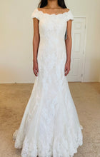 Load image into Gallery viewer, Oleg Cassini &#39;CWG533&#39; wedding dress size-02 NEW
