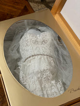 Load image into Gallery viewer, L&#39;Amour Bridal &#39;Fit &amp; Flare&#39; wedding dress size-00 PREOWNED
