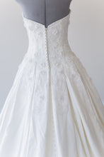 Load image into Gallery viewer, Dennis Basso &#39;For Kleinfeld&#39; - Dennis Basso - Nearly Newlywed Bridal Boutique - 2
