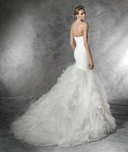 Load image into Gallery viewer, Pronovias &#39;Mildred&#39;

