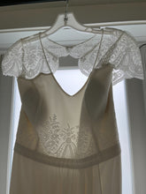 Load image into Gallery viewer, Laure de Sagazan &#39;Ferre&#39; wedding dress size-04 PREOWNED
