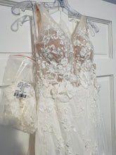 Load image into Gallery viewer, Martina Liana &#39;1374&#39; wedding dress size-04 NEW

