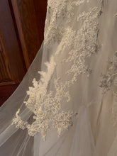 Load image into Gallery viewer, Reem Acra &#39;Dreamy&#39; size 12 used wedding dress close up of fabric
