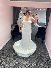 Load image into Gallery viewer, Allure Bridals &#39;9810&#39; wedding dress size-12 NEW
