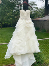 Load image into Gallery viewer, Alita Graham &#39;32106007&#39; wedding dress size-02 PREOWNED
