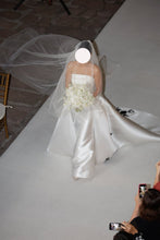 Load image into Gallery viewer, Estee Couture &#39;Original&#39; wedding dress size-02 PREOWNED
