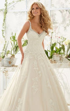 Load image into Gallery viewer, Mori Lee &#39;2811&#39; size 12 used wedding dress front view on model
