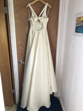 Load image into Gallery viewer, Wtoo &#39;# 12119&#39; wedding dress size-04 SAMPLE

