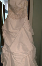 Load image into Gallery viewer, David&#39;s Bridal &#39;V9202&#39; size 10 new wedding dress front view on hanger
