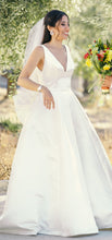 Load image into Gallery viewer, Monique Lhuillier &#39;Bliss Collection BL19102&#39; wedding dress size-08 PREOWNED
