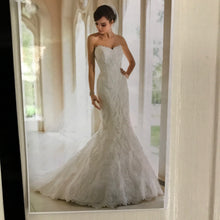 Load image into Gallery viewer, Stella York &#39;5840&#39; size 14 new wedding dress front view on model

