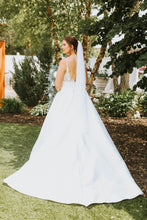 Load image into Gallery viewer, Allure Romance &#39;3360&#39; wedding dress size-14 PREOWNED
