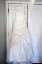 Load image into Gallery viewer, La reve &#39;origional&#39; wedding dress size-08 NEW
