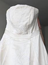 Load image into Gallery viewer, Monique Lhuillier &#39;Vintage Monique Lhuillier Ballgown&#39; wedding dress size-10 PREOWNED
