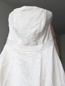 Monique Lhuillier 'Vintage Monique Lhuillier Ballgown' wedding dress size-10 PREOWNED