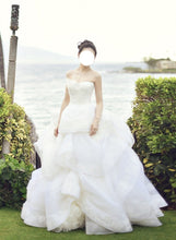 Load image into Gallery viewer, Vera Wang &#39;Katherine&#39; wedding dress size-02 NEW
