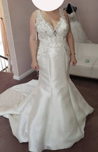 Load image into Gallery viewer, Allure &#39;Allure 9465&#39; wedding dress size-04 SAMPLE
